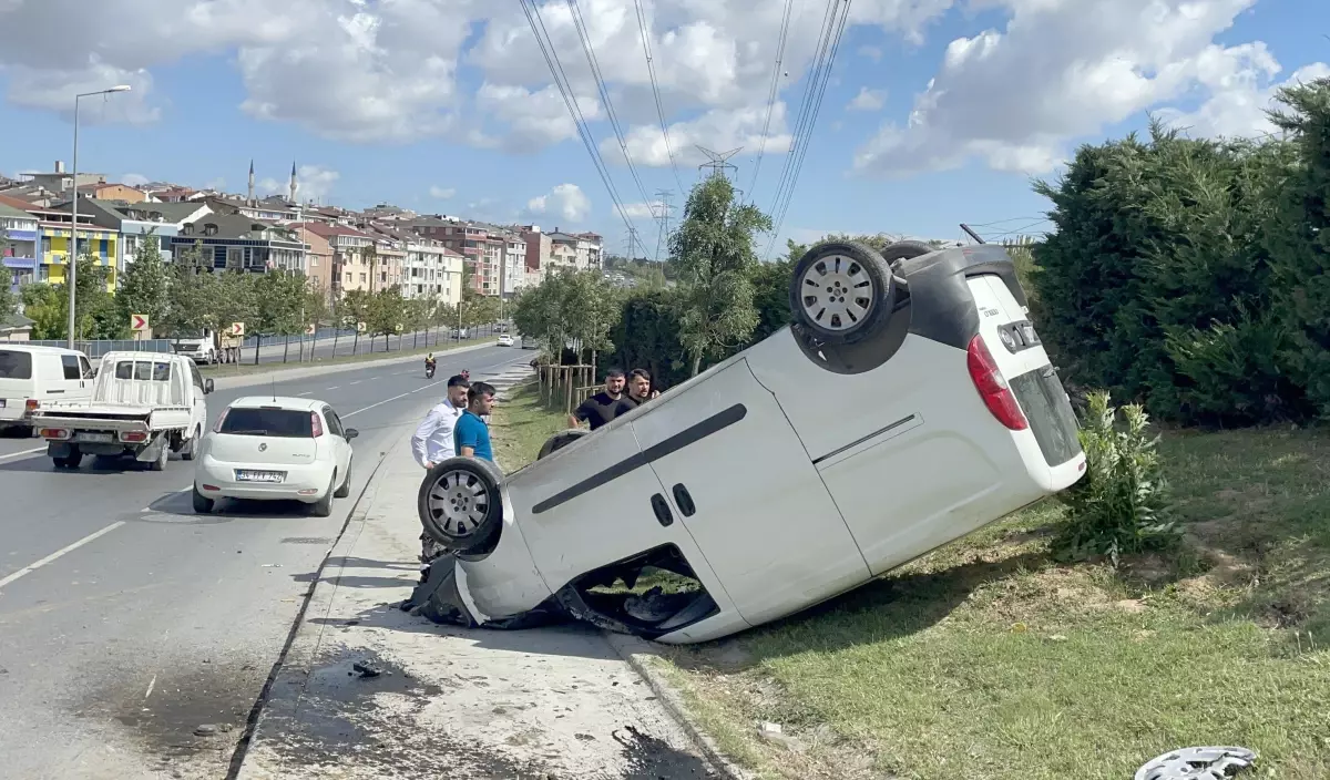 Panelvanla motosiklet çarpıştı, 2 kişi yaralandı