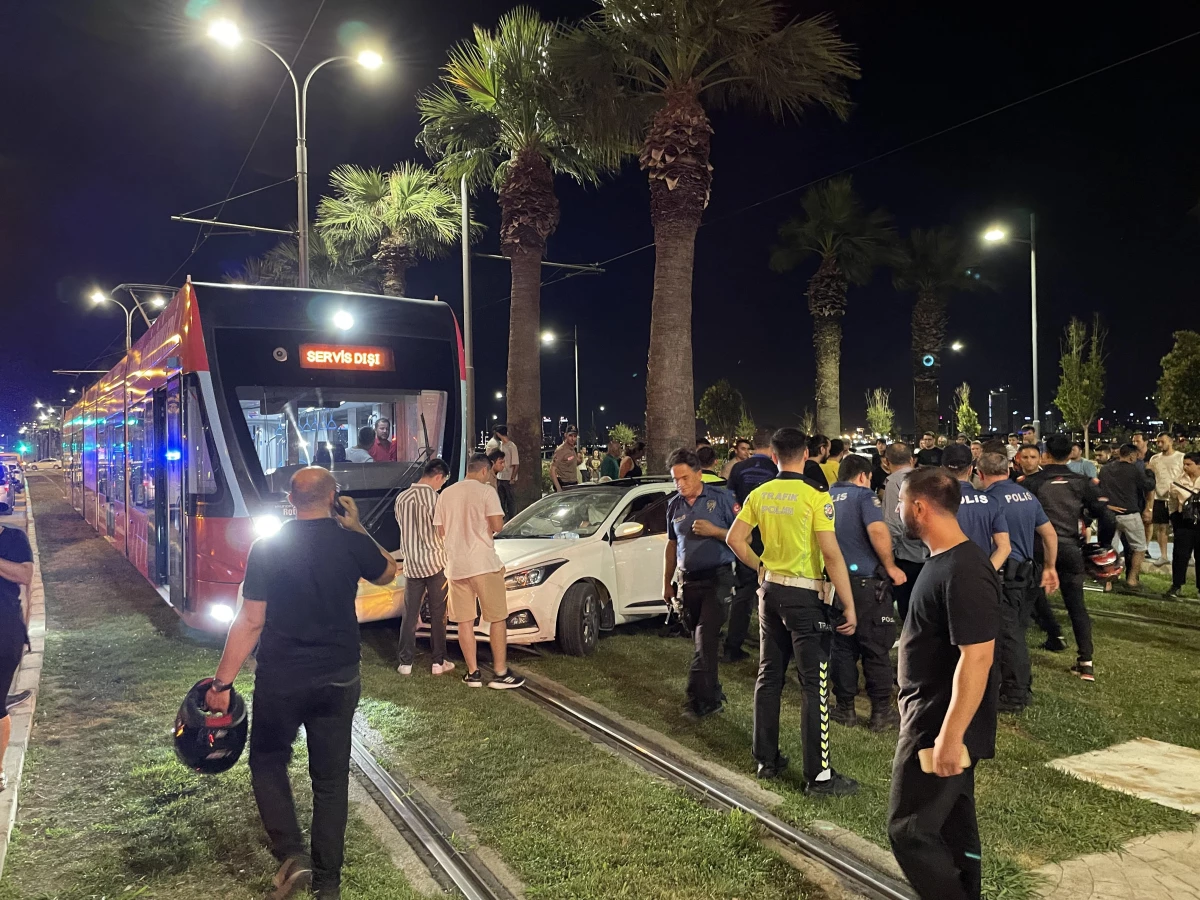 İzmir\'de kontrolden çıkıp tramvaya çarparak duran otomobilin sürücüsü yaralandı