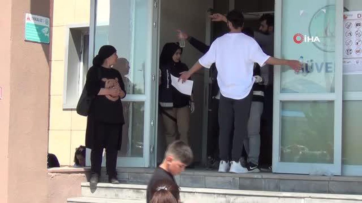 Kars'ta YKS heyecanı başladı, sınava geç kalan bir kız salona alınmadı