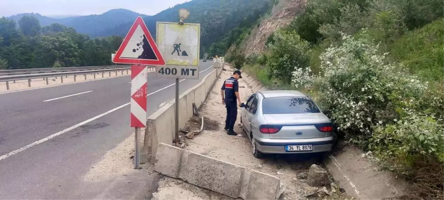 Kontrolden çıkan otomobil beton bariyerlere çarptı, 2 kişi yaralandı