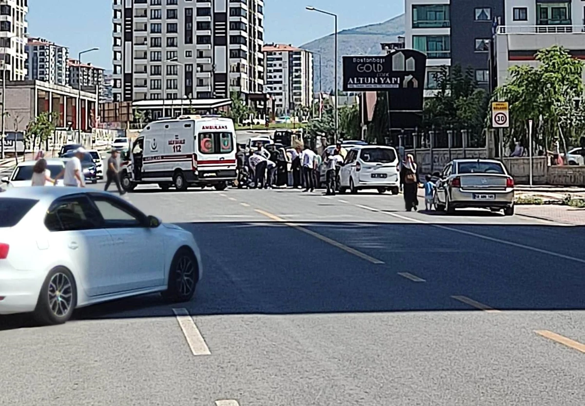 Malatya\'da otomobille çarpışan bisikletli ağır yaralandı