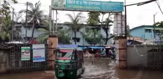 Şiddetli yağmur ve gelgit, hastaneyi sular altında bıraktı