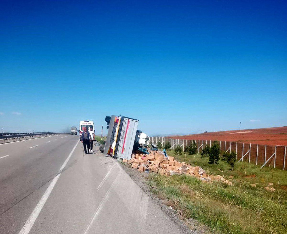 Temizlik malzemesi yüklü tır devrildi;1 yaralı