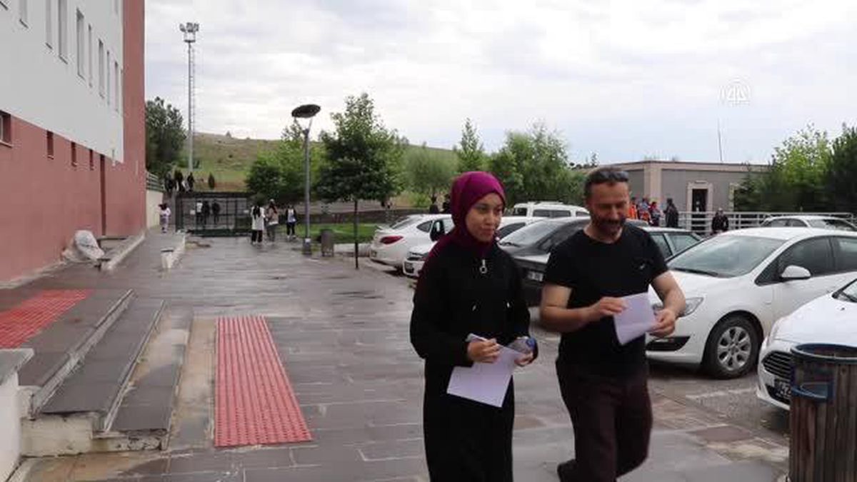 Baba, kızının heyecanını paylaşmak için YKS'ye girdi