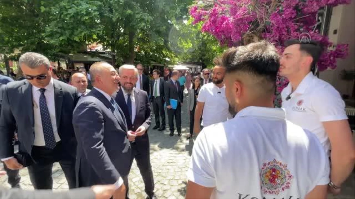 Bakan Çavuşoğlu, Prizren\'de vatandaşlarla sohbet etti