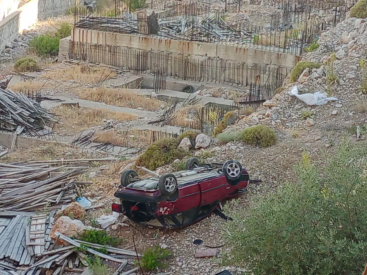 Balıkesir\'de şarampole devrilen otomobildeki Kıbrıs gazisi ağır yaralandı