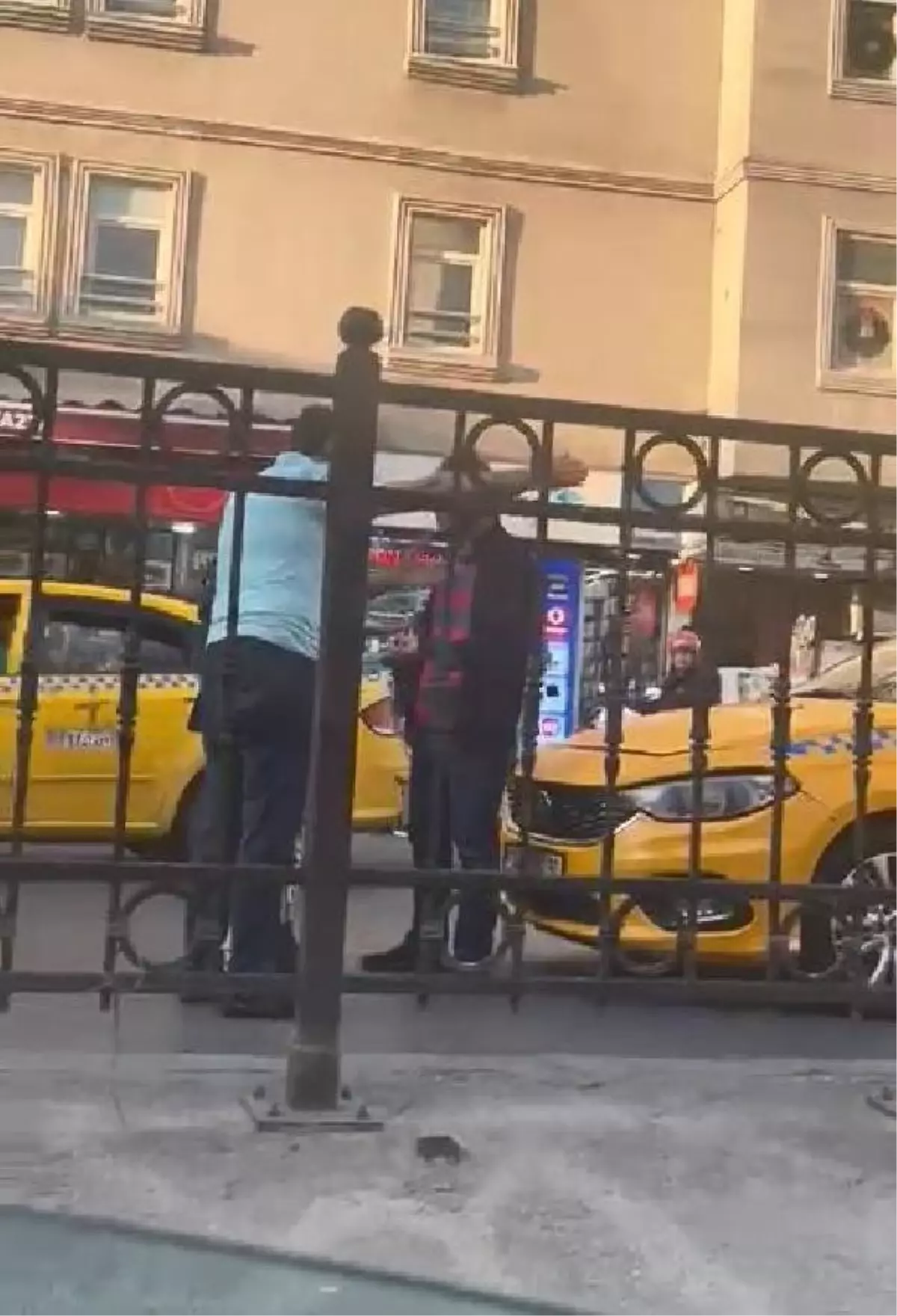 Beyoğlu\'nda bulvara çıkan kadın trafiği durdurdu