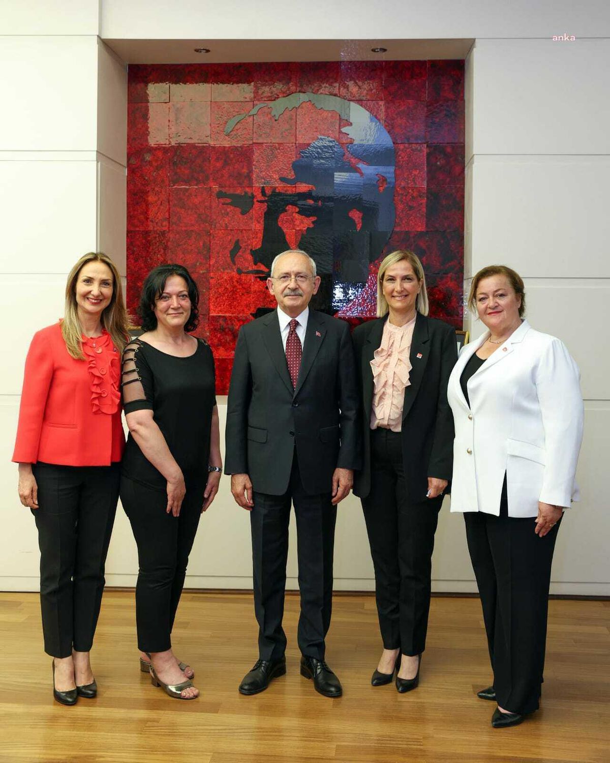 CHP Genel Başkanı Kılıçdaroğlu, partisine katılan kadın üyeye rozetini taktı
