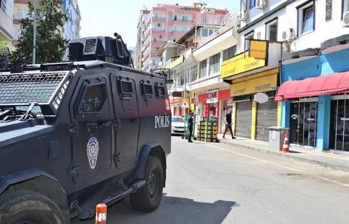 Diyarbakır\'da 4 kişinin yaralandığı kavga; hastane binası da kurşunlandı (2)