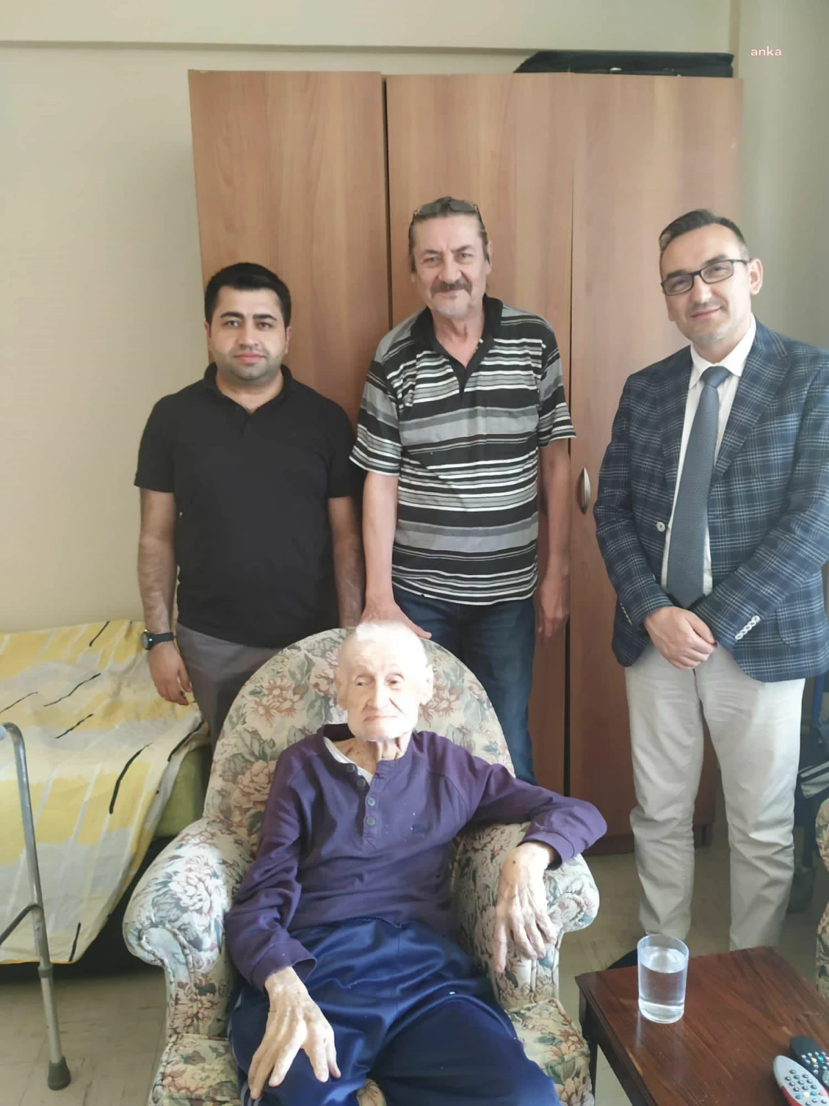 İzmit Belediyesi, İlçenin En Yaşlı Babası Olan Hikmet Kemal Tüzün\'ün Babalar Günü\'nü Kutladı