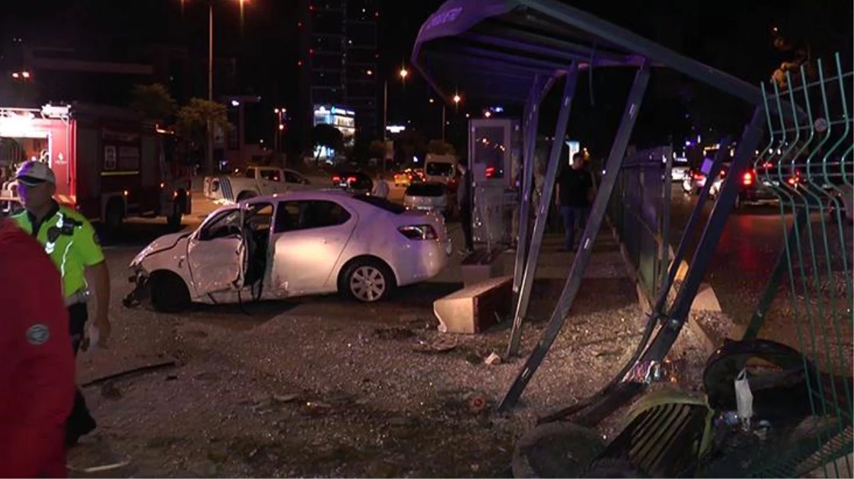 İstanbul\'un göbeğinde feci kaza! Makas atan araç, otobüs durağına daldı: 1\'i ağır 5 yaralı