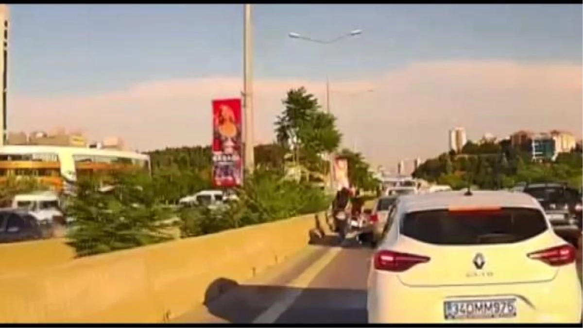 Son dakika haberleri! Kadıköy\'deki motosiklet kazası kamerada