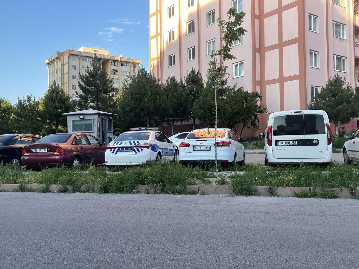 Kayseri\'de bir genç arkadaşları tarafından bıçaklandı