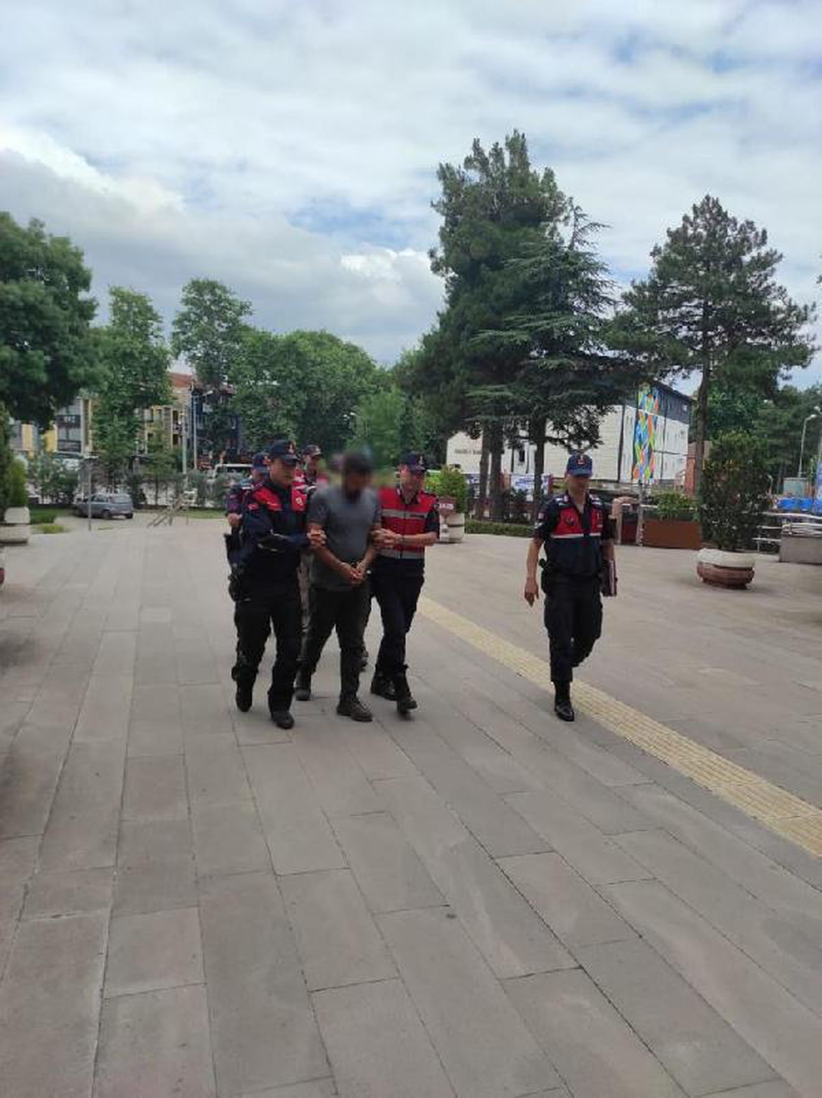 Son dakika! Kendilerini polis olarak tanıtıp 95 bin lira dolandıran 2 şüpheli tutuklandı