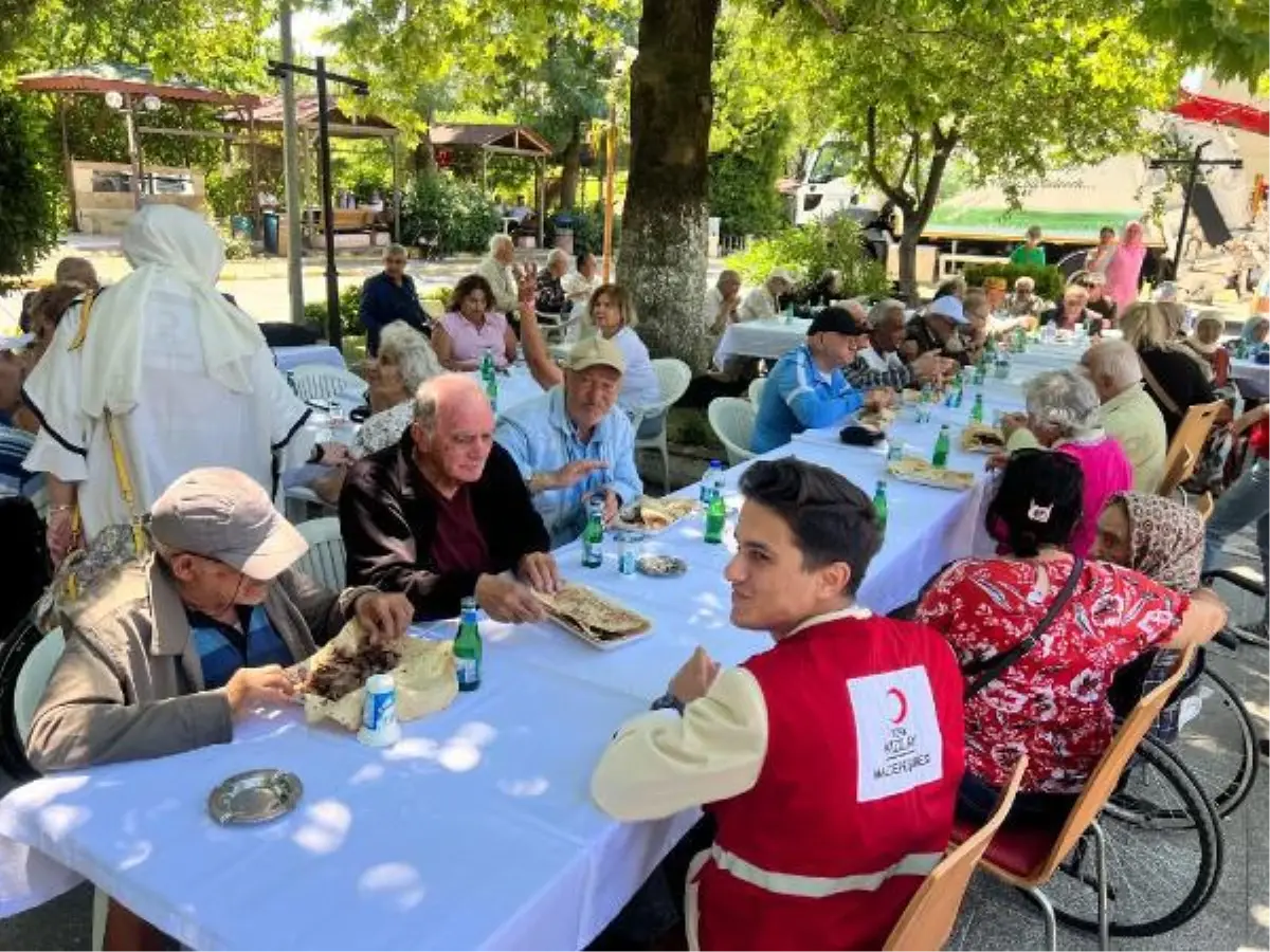 Kızılay\'dan huzurevinde babalar günü kutlaması