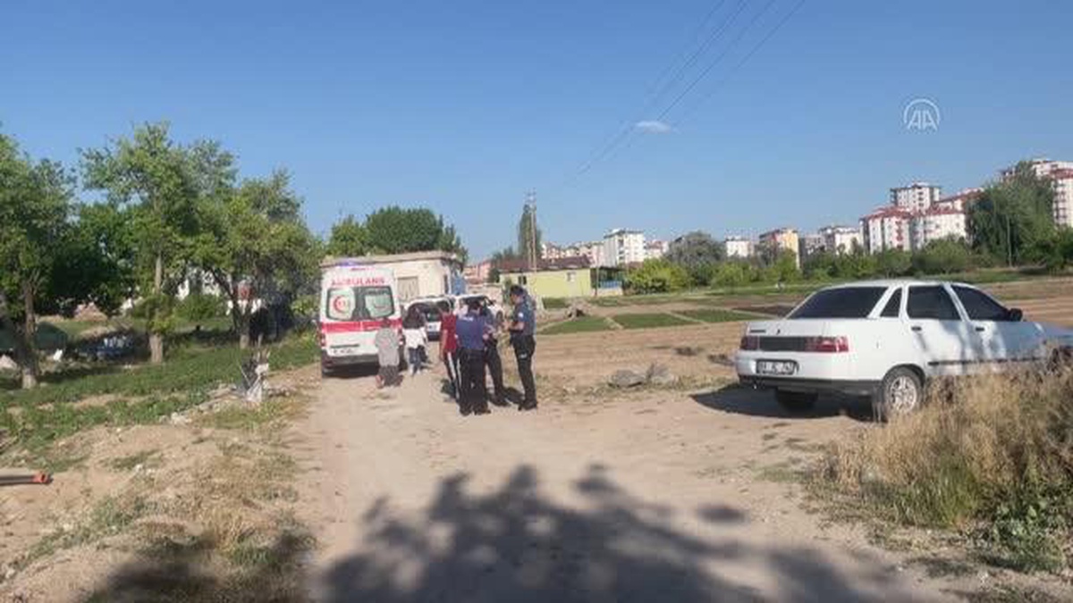 Komşuların araziye girme kavgasında iki kişi bıçakla yaralandı