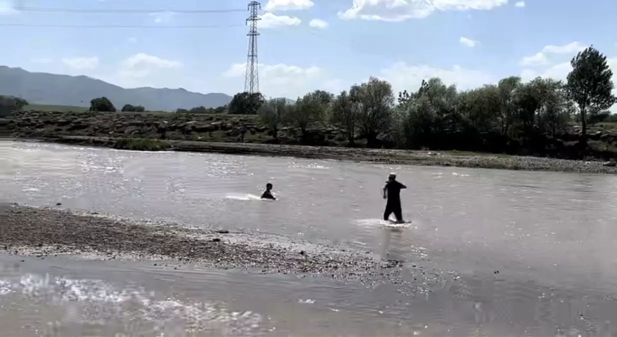 Murat Nehri\'nde mahsur kalan çocuğun yardımına vatandaş yetişti