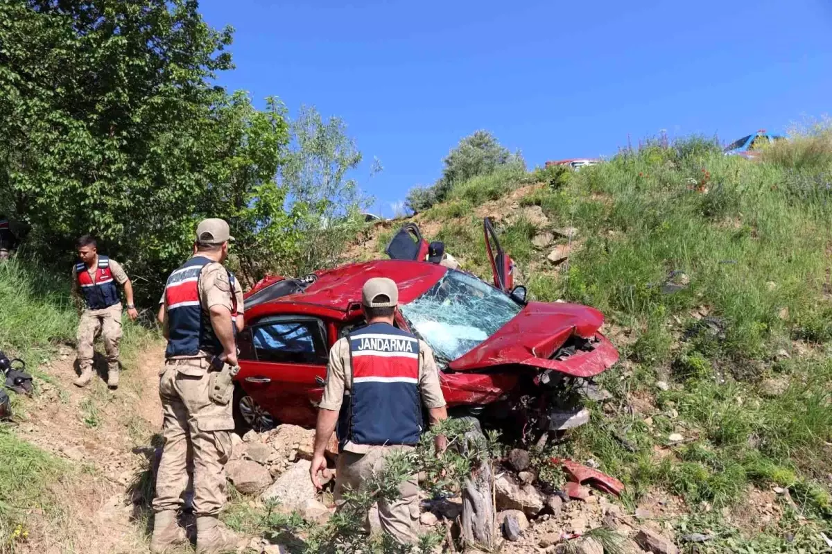 Son dakika haberleri... Oltu\'da otomobil şarampole yuvarlandı: 2 ölü, 3 ağır yaralı