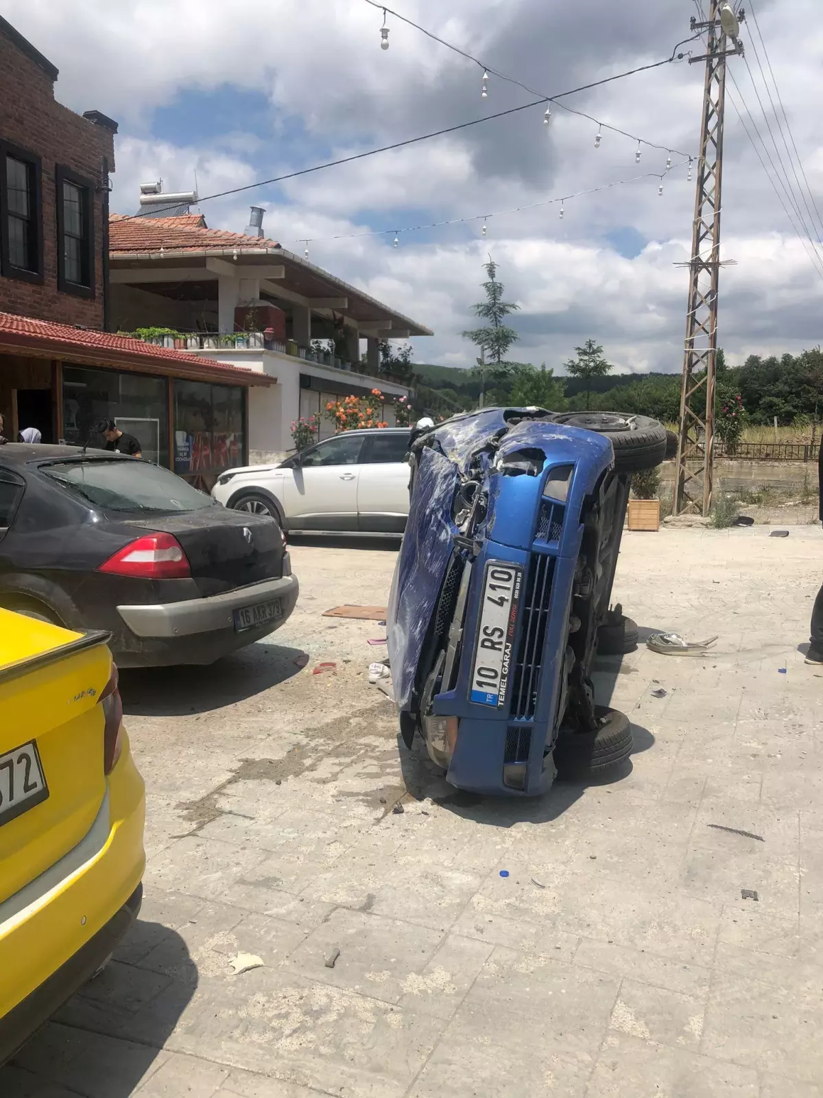 Samsun\'da köpeğe çarpmamak için manevra yapan otomobil devrildi