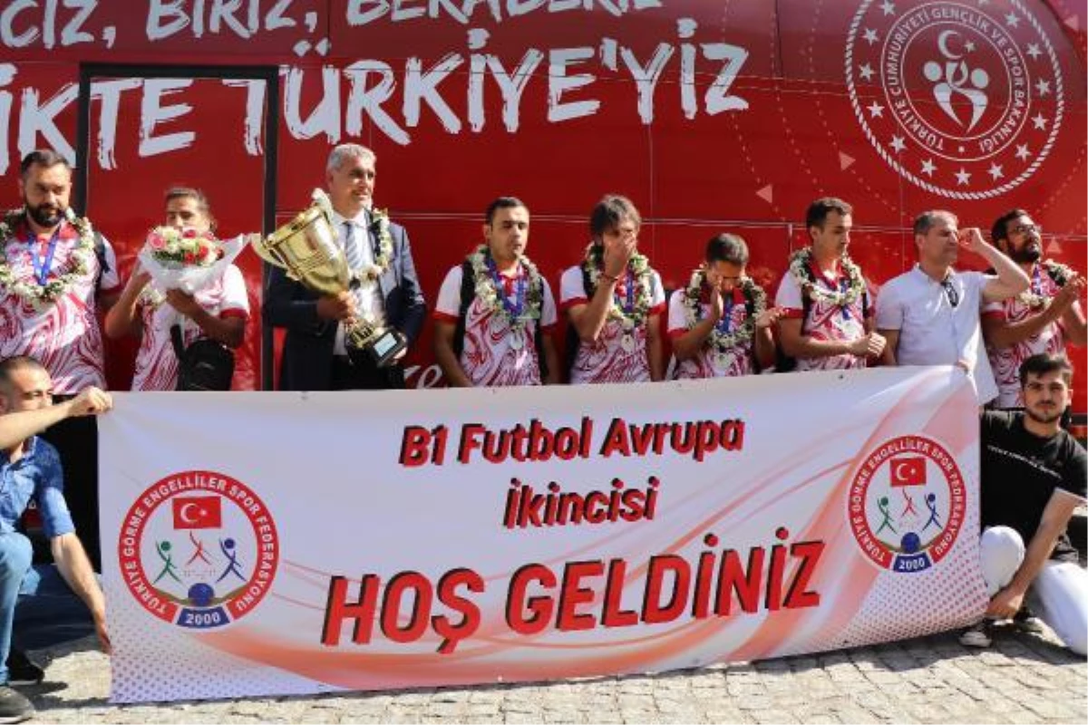 Sesi Görenler Milli Futbol Takımı\'na Ankara\'da coşkulu karşılama