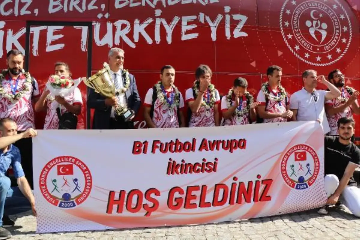 Sesi Görenler Milli Futbol Takımı\'na Ankara\'da coşkulu karşılama