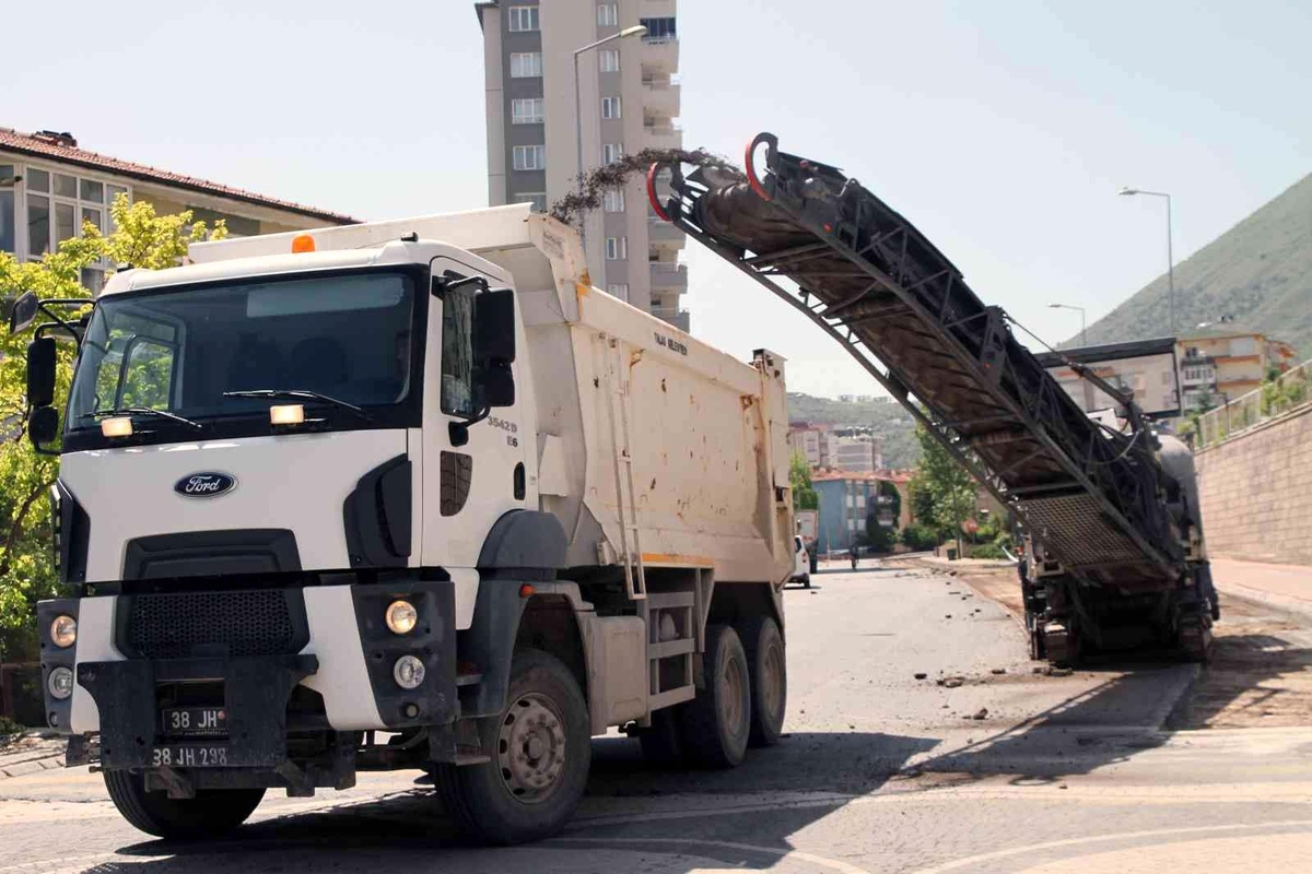 Talas\'ta asfalt yenileniyor, sökülenler altyapı oluyor