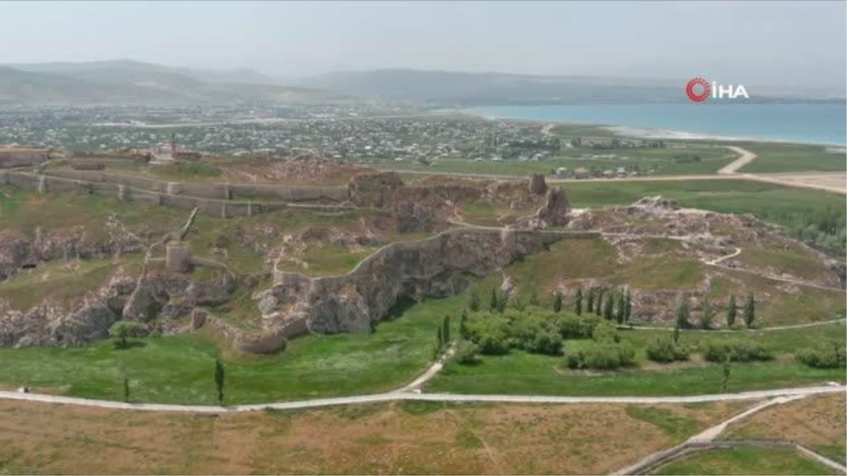 Tarihi Van Kalesi\'nin gökyüzünden görüntüsü Çin Seddi\'ni andırıyor