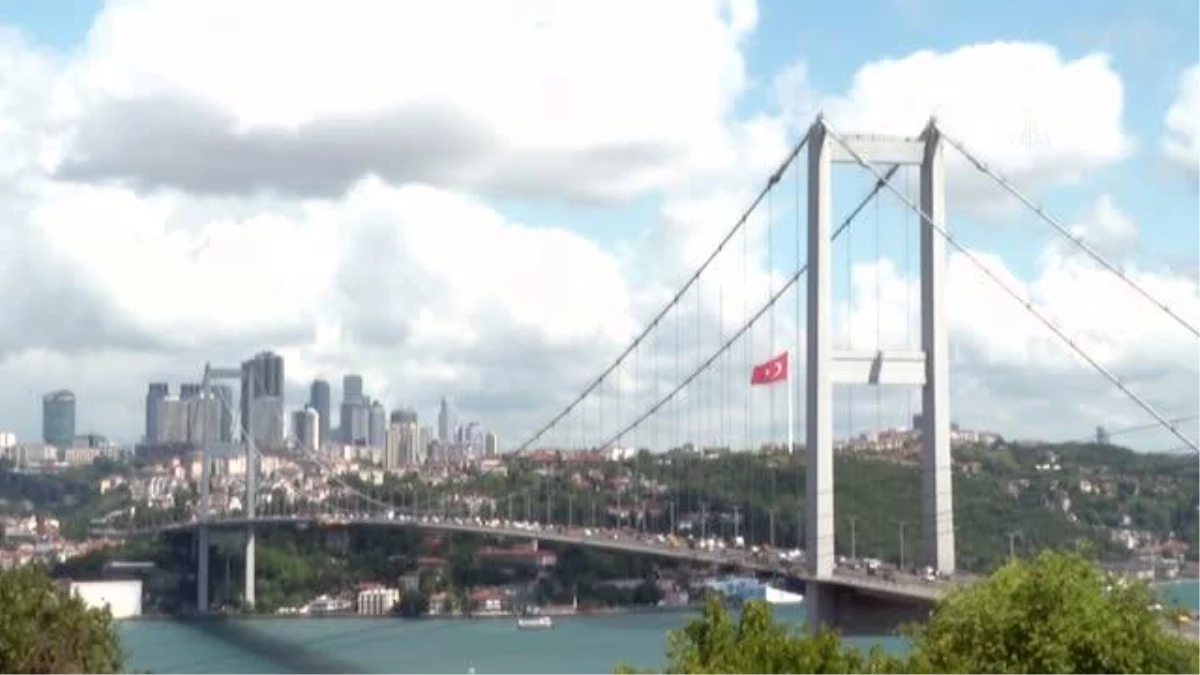 (TIMELAPSE) İstanbul\'da bulutların geçişi güzel görüntüler oluşturdu