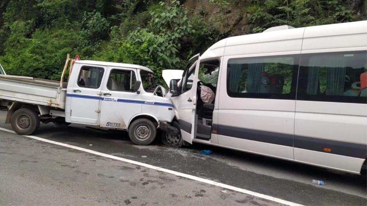 Trabzon\'da trafik kazası: 3\'ü ağır 5 yaralı
