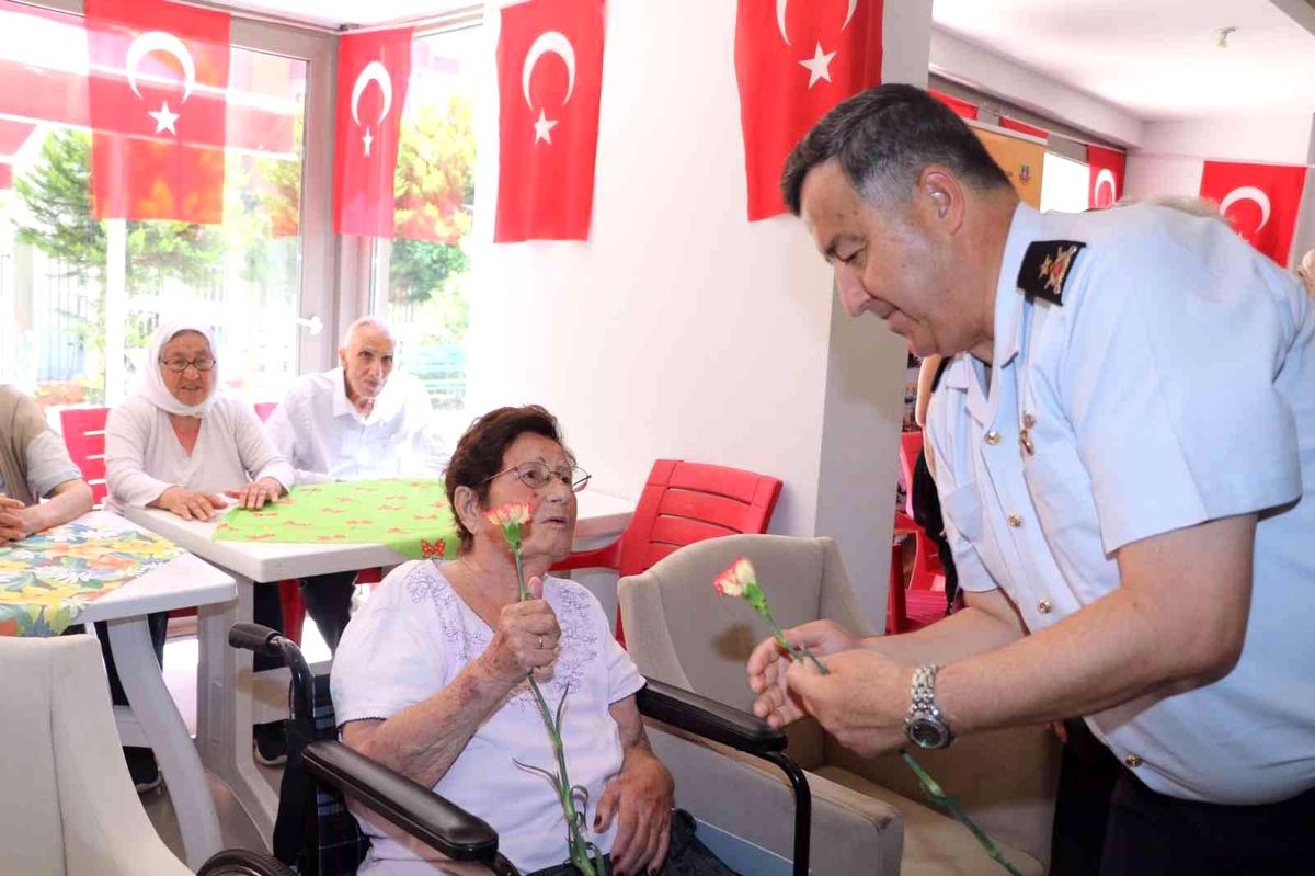 Tuğgeneral Özfidan huzurevinedeki babaları unutmadı