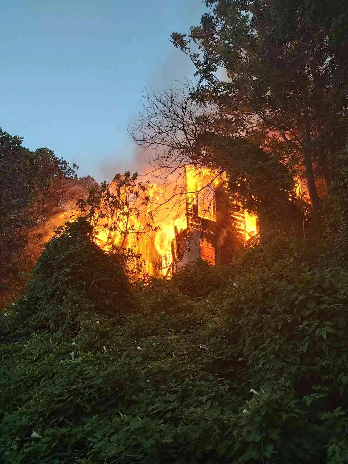 Üsküdar\'da 2 katlı ahşap binada korkutan yangın