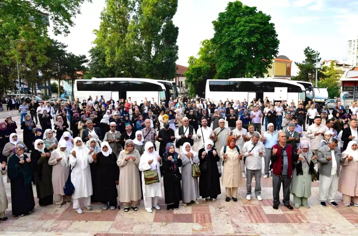 60 kişilik hacı adayı sevinç gözyaşları ile uğurlandı