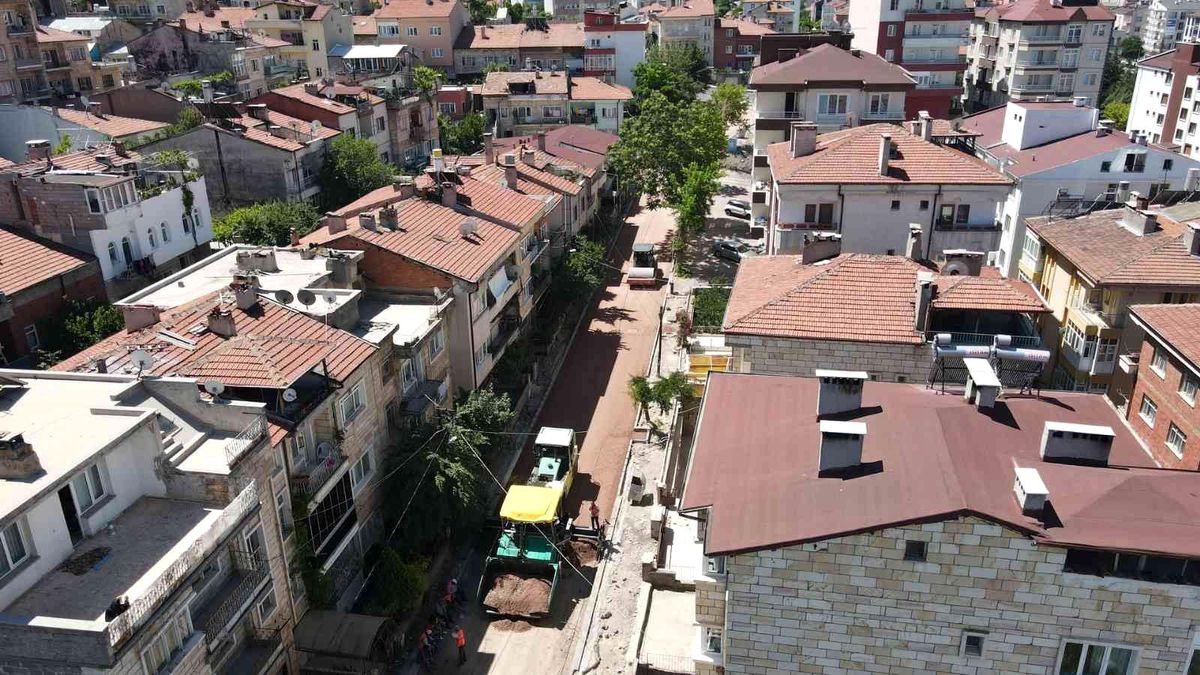 Altyapı yenileme çalışmaları tamamlanan sokaklar sıcak asfalt konforu ile buluşuyor