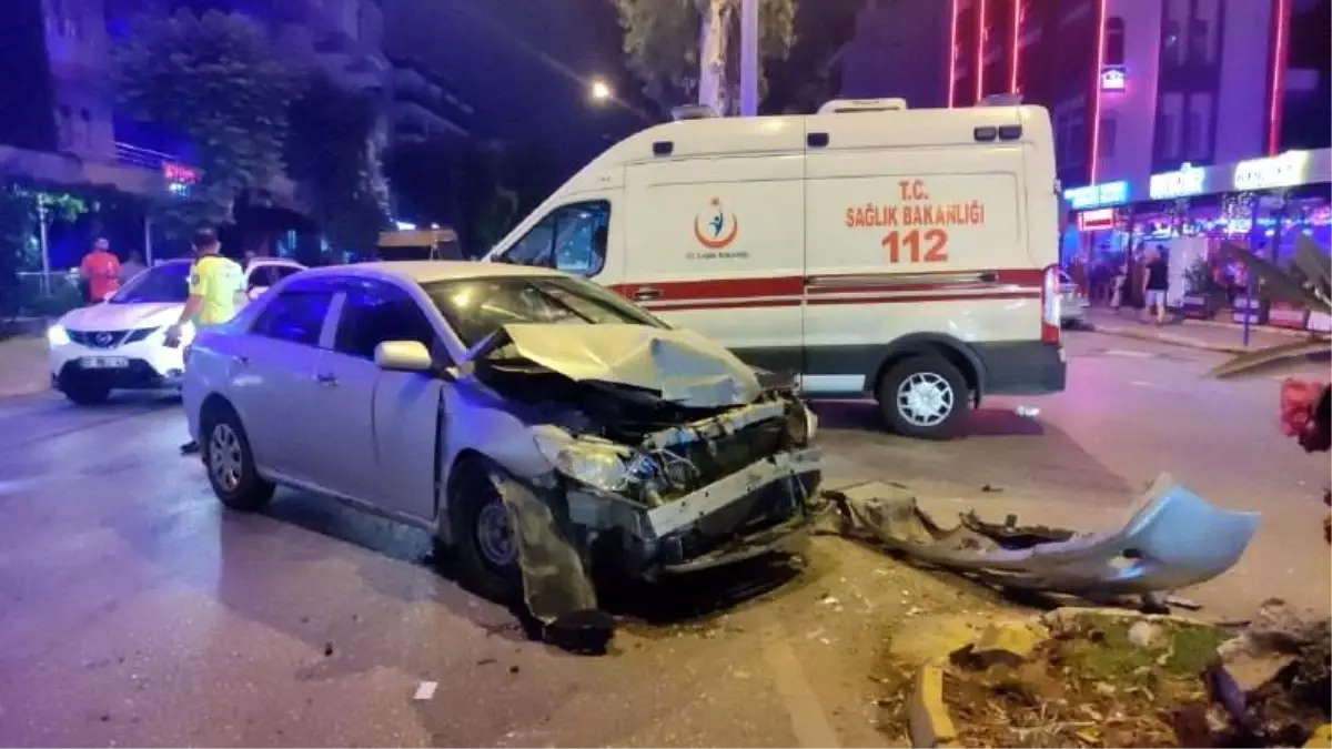 Ana caddeye kontrolsüz çıkıp kamyonete çarptı, olay yerinden kaçtı... Kaza anları kamerada