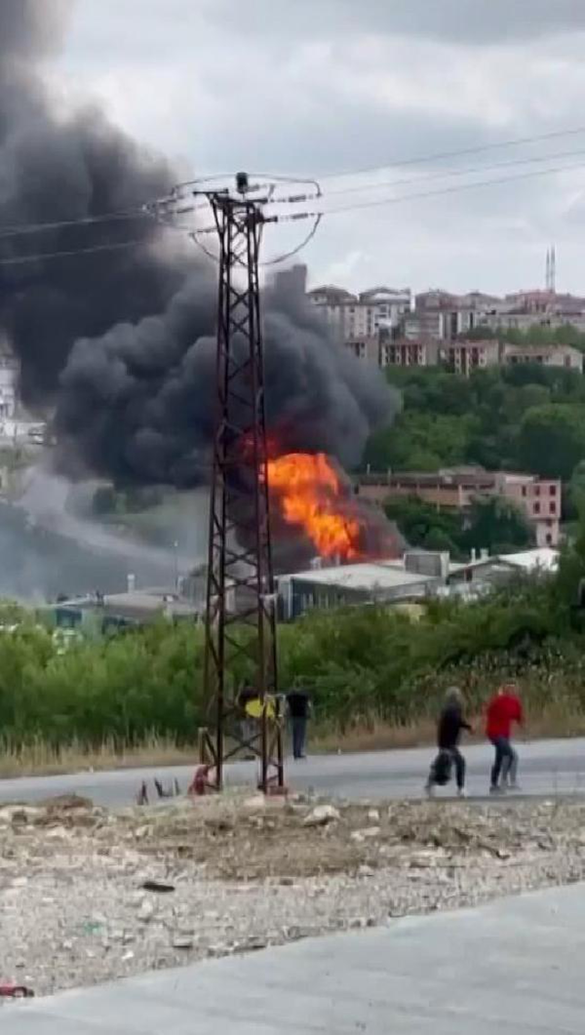 Son dakika haberi | Arnavutköy\'de fabrikanın açık alandaki deposunda yangın