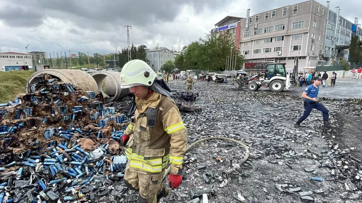 Arnavutköy\'de sokakta parfümeri ile çakmak gazı şişeleri patladı