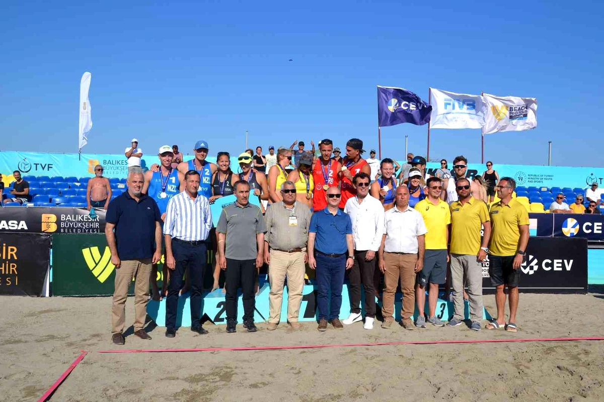 Ayvalık\'ta Plaj Voleybolu VW Beach Pro Tour Balıkesir Futures şampiyonası sona erdi