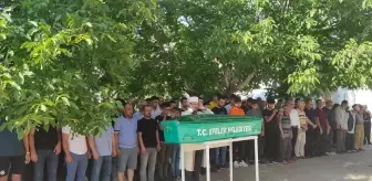 Son dakika haberi... Babasının balık tutmak için elektrik verdiği çayda ölen çocuğun cenazesi defnedildi