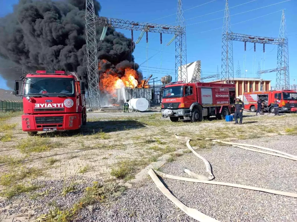 Başkale\'deki ana trafo hattında çıkan yangın devam ediyor