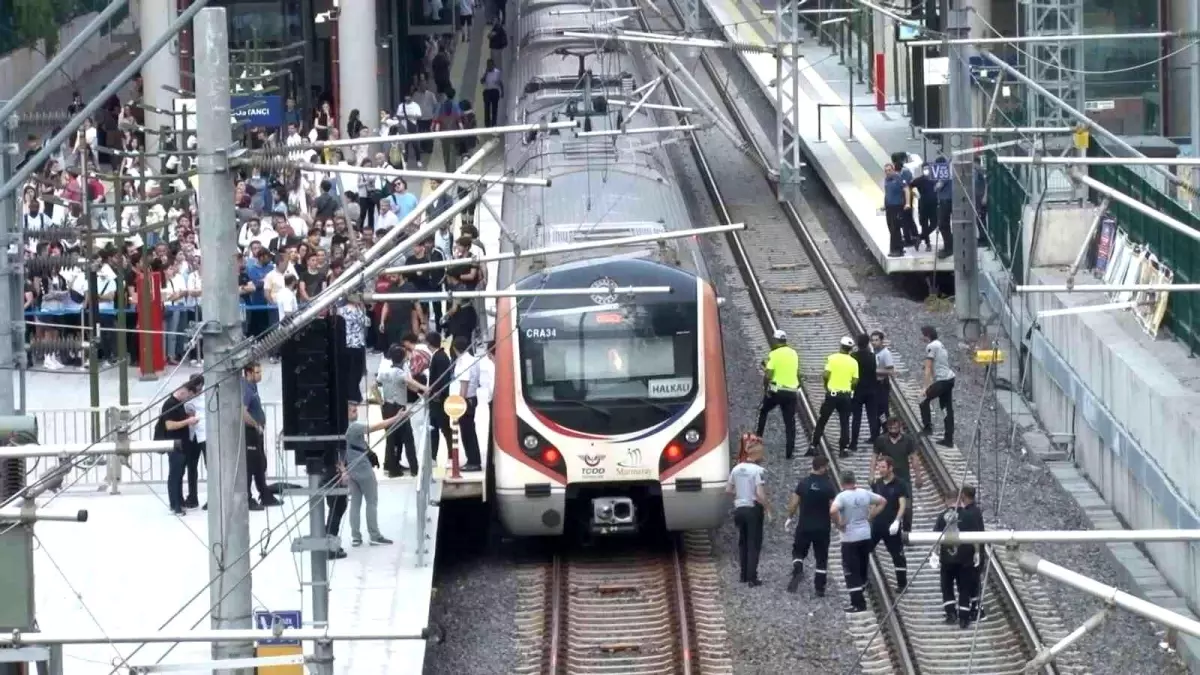 Bostancı\'da tren raylarına atlayan genç hayatını kaybetti