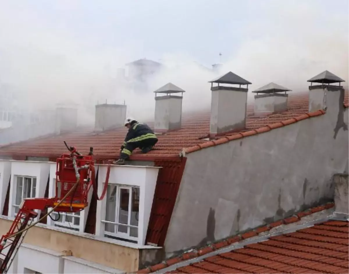 Son dakika gündem: Eskişehir\'de çatısına yıldırım düşen binada yangın çıktı