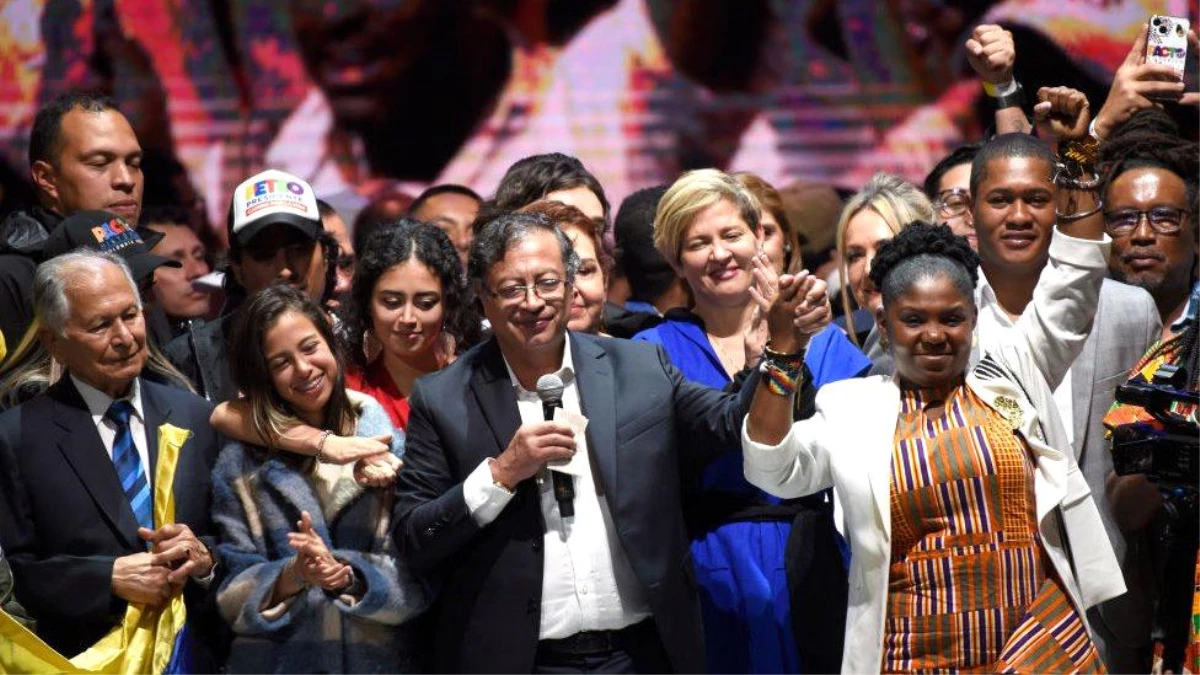 Gustavo Petro: Kolombiya\'da cumhurbaşkanlığı seçimini solcu aday kazandı