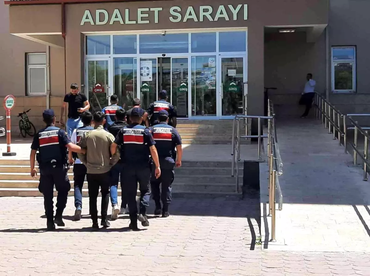 Son dakika haberleri: Hırsızlık zanlıları jandarmadan kaçamadı