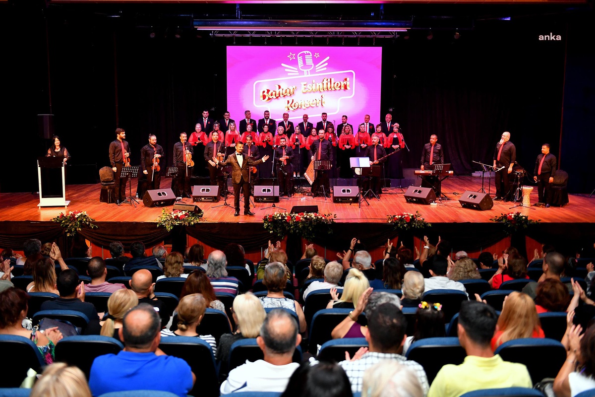 Mersin Büyükşehir\'in Kursiyerlerinden \'Bahar Esintileri\' Konseri