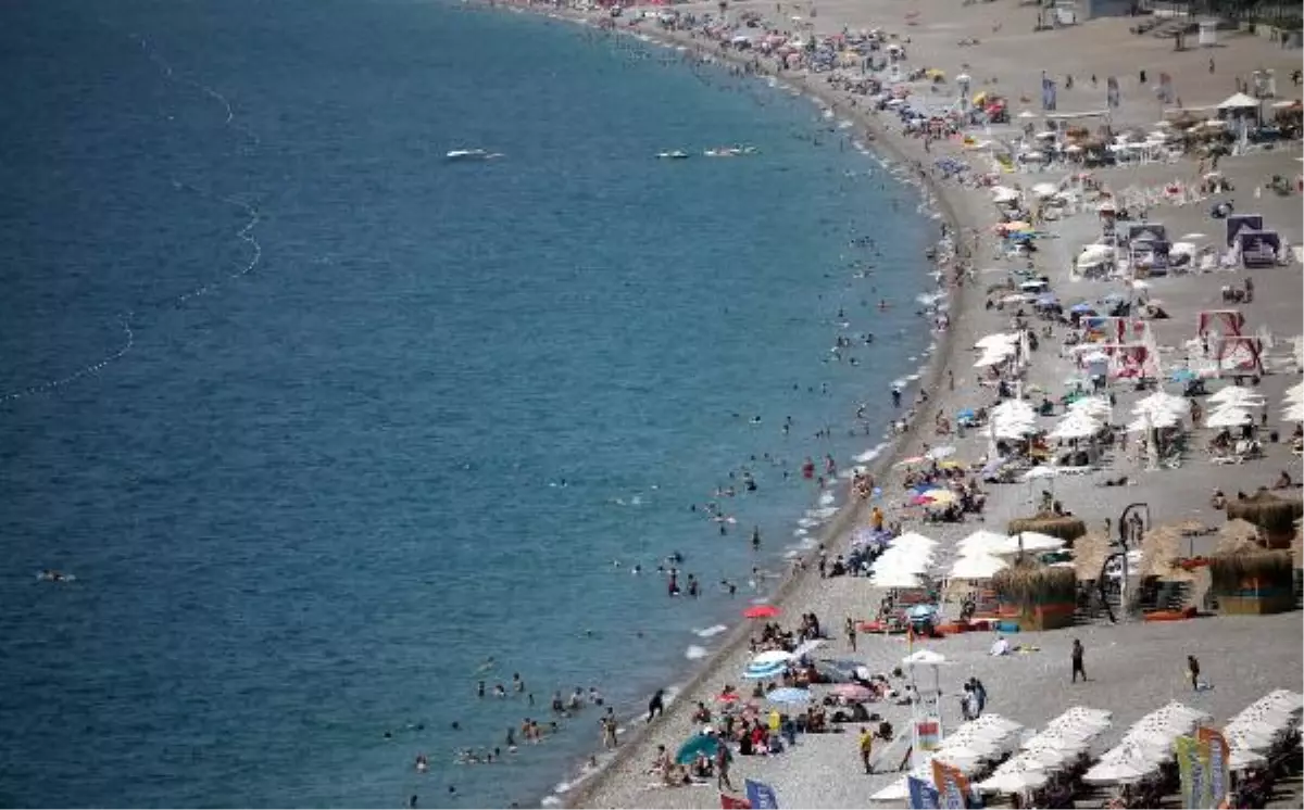 Okullar kapandı, gençler Antalya sahillerini doldurdu