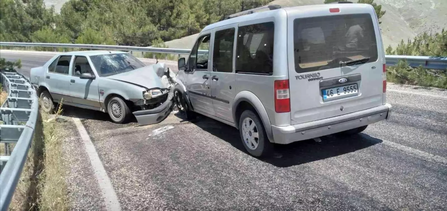 Son dakika haberleri! Otomobil ile hafif ticari araç kafa kafaya çarpıştı: 2 yaralı