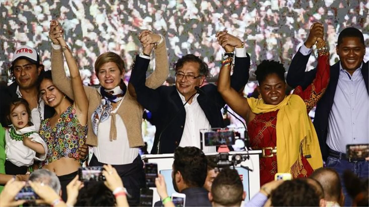 Kolombiya\'da cumhurbaşkanlığı seçimlerini eski bir "gerilla" savaşçısı olan Gustavo Petro kazandı