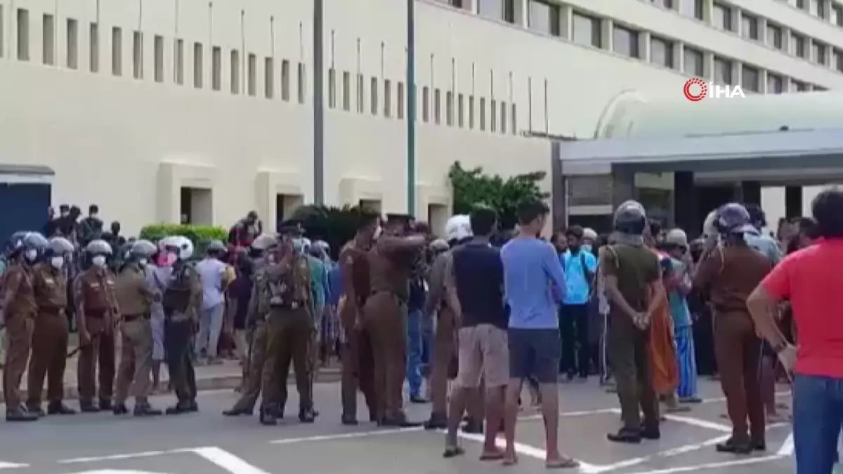 Sri Lanka\'da Cumhurbaşkanlığı önünde protestoGösteride 21 kişi gözaltına alındı