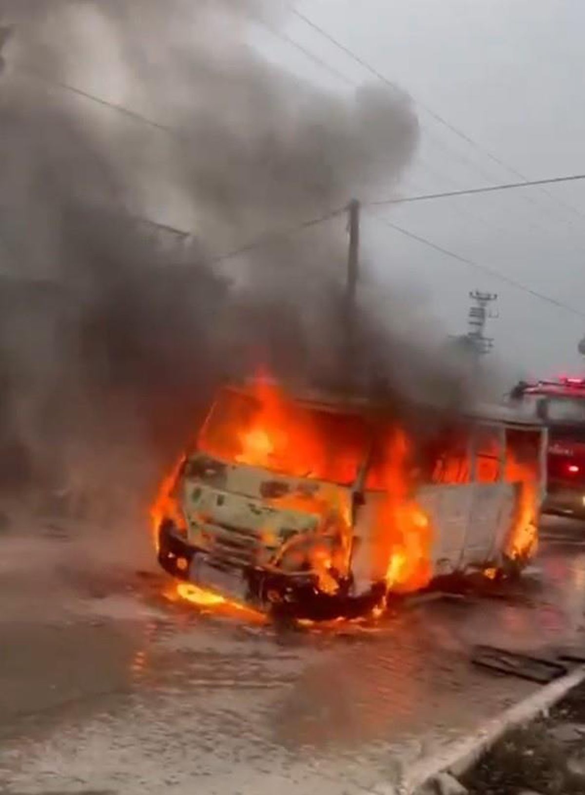 Tarım işçilerini taşıyan servis aracı alev alev yandı
