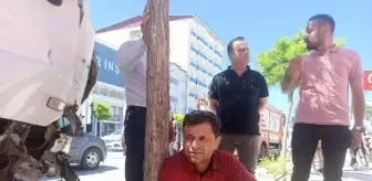 TIR, önce direk ve ağaçlara sonra minibüse çarptı: 1 yaralı